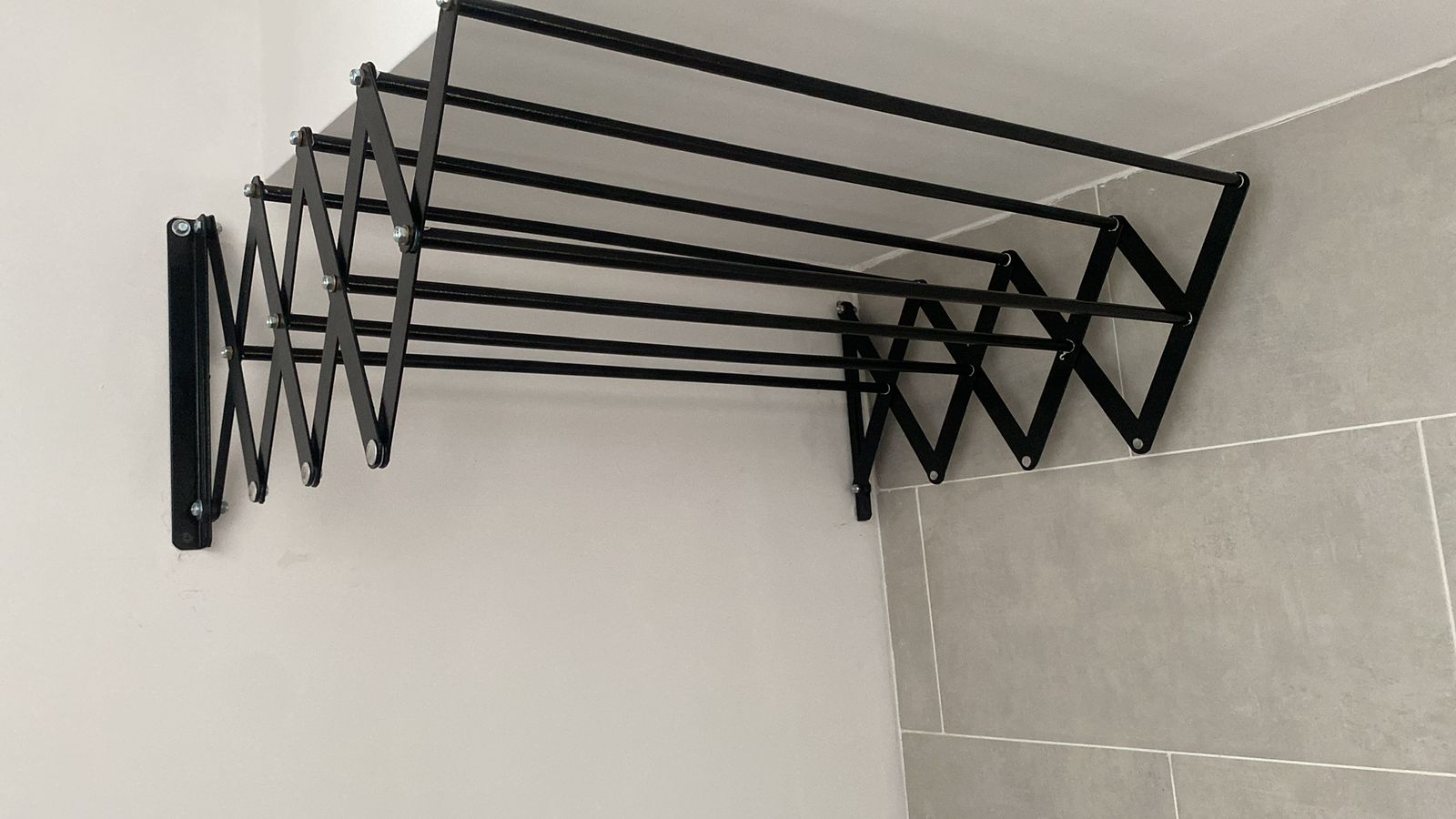 Tendedero de pared instalado